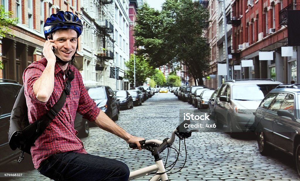 미소 남자 토킹 모바일, 자전거 - 로열티 프리 30-39세 스톡 사진