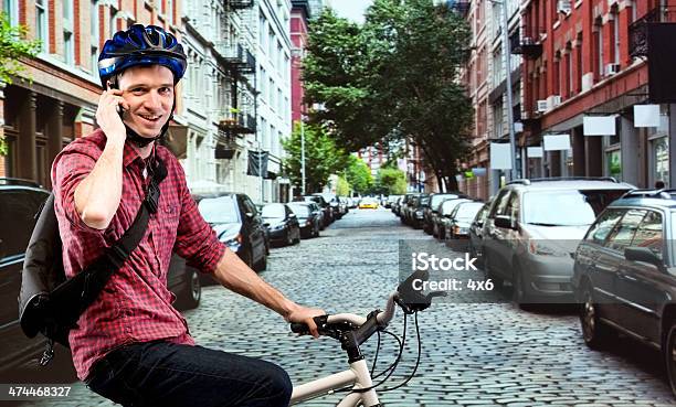 미소 남자 토킹 모바일 자전거 30-39세에 대한 스톡 사진 및 기타 이미지 - 30-39세, 거리, 교통수단