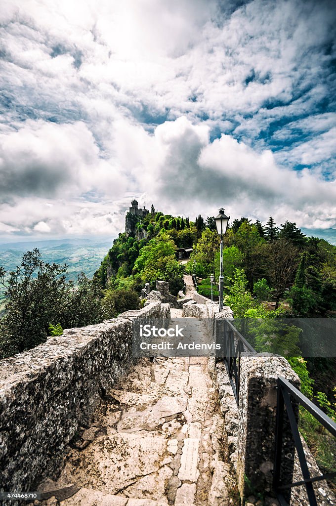 San Marino, percorso per Guaita Fortezza - Foto stock royalty-free di 2015