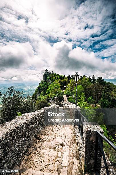 San Marino Percorso Per Guaita Fortezza - Fotografie stock e altre immagini di 2015 - 2015, Ambientazione esterna, Blu