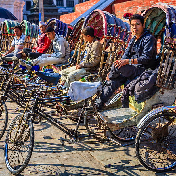 népalais sorte de pousse-pousse attente pour les touristes sur la place kathmandu durbar - rickshaw nepal men indian culture photos et images de collection