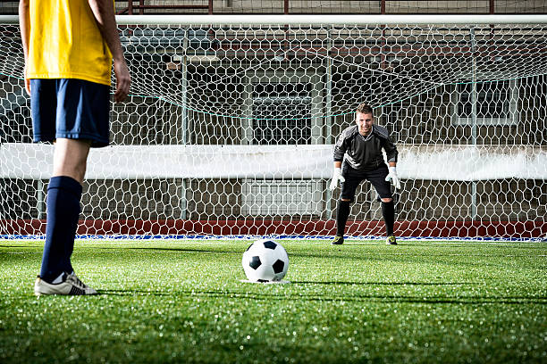 fußballspiel im stadium: stornierungsgebühr kick - penalty soccer penalty shoot out goalie stock-fotos und bilder