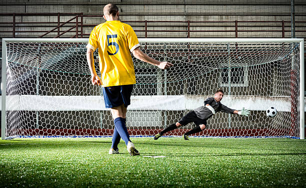 partido de fútbol en el estadio: tiro de penalti - soccer player flash fotografías e imágenes de stock