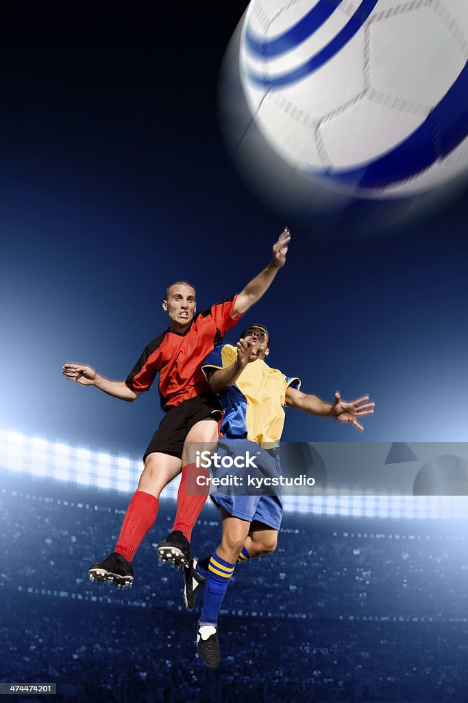 Jogadores de futebol luta no ar - Foto de stock de Adulto royalty-free