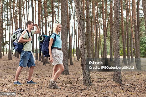 Cuerpo Completo De Feliz Pareja Joven Senderismo En El Bosque Foto de stock y más banco de imágenes de 20 a 29 años