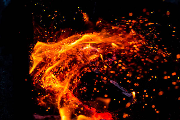 queimadura chama de fogo - forest fire power actions nature imagens e fotografias de stock