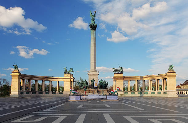 place des héros à budapest, hongrie - heroes photos et images de collection