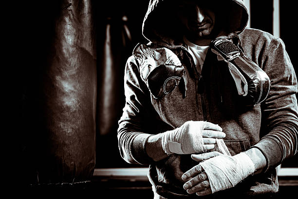 boxeador - hooded shirt men macho hood fotografías e imágenes de stock