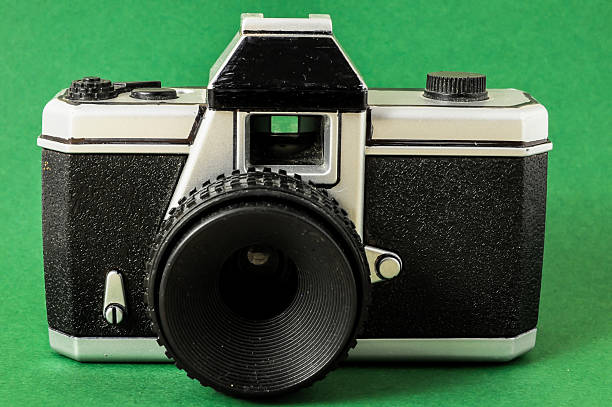 classic 35 mm giocattolo di plastica foto fotocamera - studio shot flash foto e immagini stock