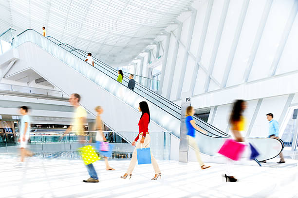 gente en movimiento borroso en el centro comercial - escalator people city blurred motion fotografías e imágenes de stock
