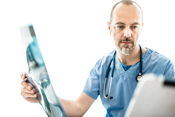 médico pensativo olhando xray o - digital tablet doctor note pad x ray image - fotografias e filmes do acervo