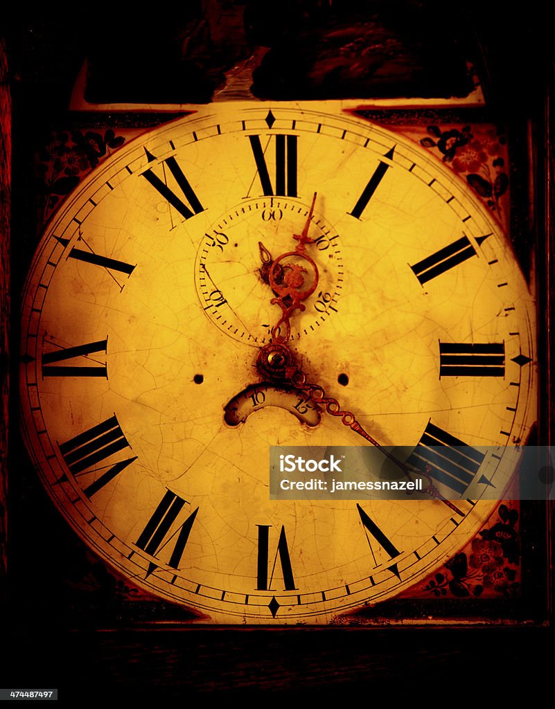 Classico orologio a pendolo viso - Foto stock royalty-free di Il passato