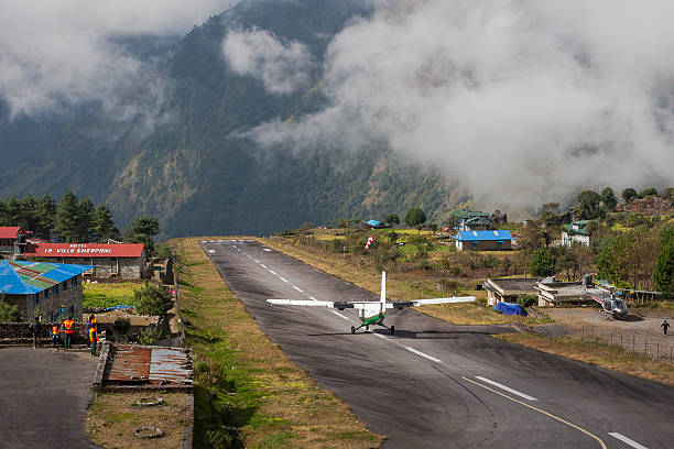 avion sur la piste de l'aéroport de lukla - lukla photos et images de collection