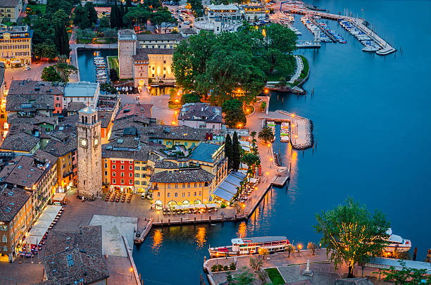 lago de garda, cidade de riva del garda, itália (azul hora) - riva degli schiavoni - fotografias e filmes do acervo