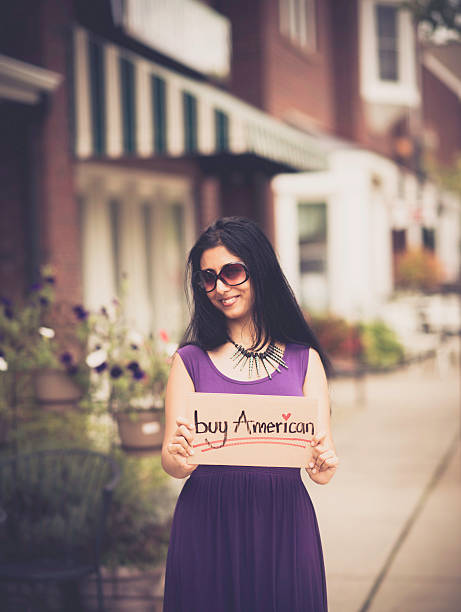 mulher de negócios no local oferece a compra de mercadorias americano - buy usa american culture made in the usa - fotografias e filmes do acervo