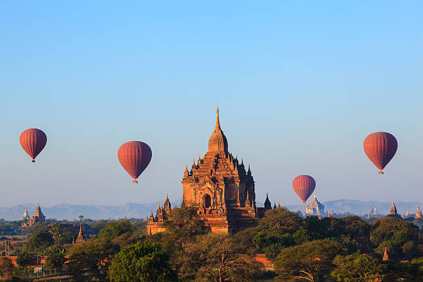 balonem nad plain of bagan w mglisty poranek, myanmar - paya zdjęcia i obrazy z banku zdjęć