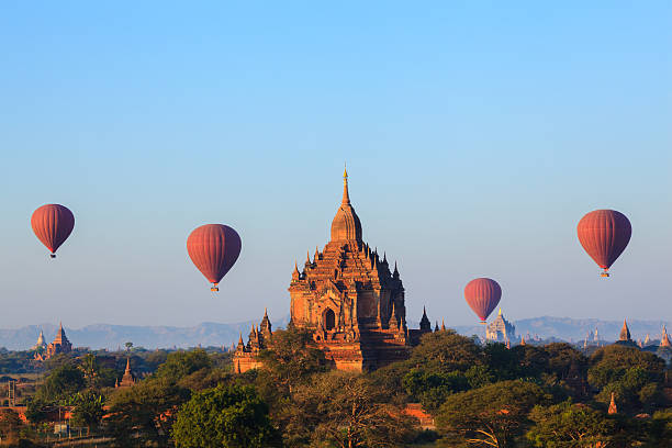 balão sobre a planície de bagan, myanmar no misty manhã - ancient architecture buddhism burmese culture - fotografias e filmes do acervo