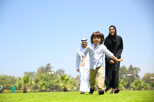 Arab Emirati familia al aire libre en el parque photo