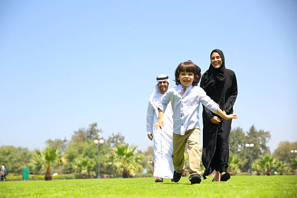 arab emirati família ao ar livre no parque - istockalypse imagens e fotografias de stock