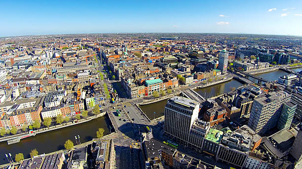 dublin city center, o'connell мост и street - oconnell bridge стоковые фото и изображения