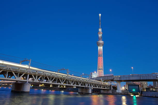 東京の街並みの眺めが隅田川 - sky tree audio ストックフォトと画像