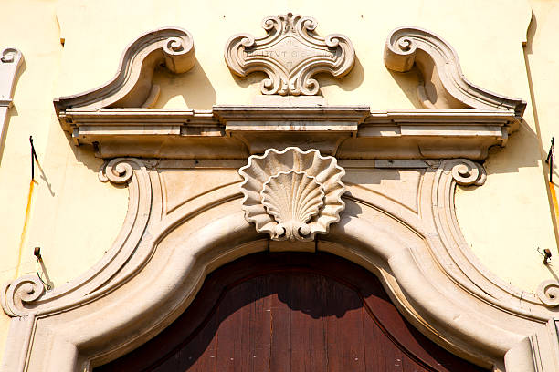 istock door    italy  lombardy   column  the milano  shell 474501424