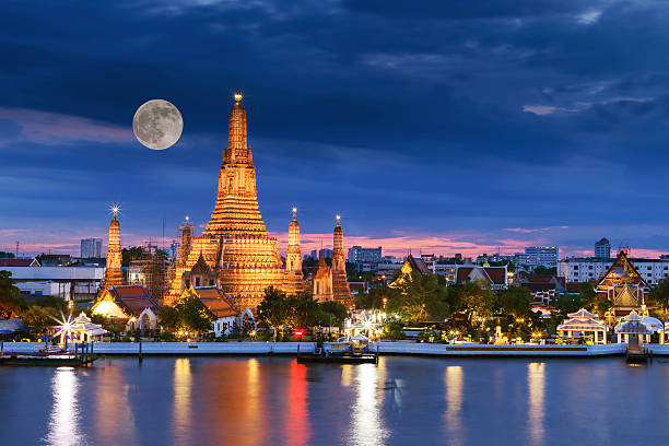 wat arun świątyni w bangkok tajlandia - bangkok zdjęcia i obrazy z banku zdjęć