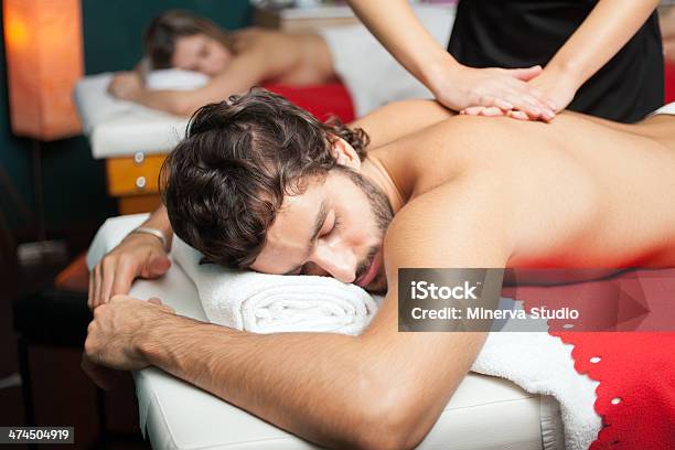 Mann Eine Massage Stockfoto und mehr Bilder von Massieren - Massieren, Schwedische Kultur, Männer