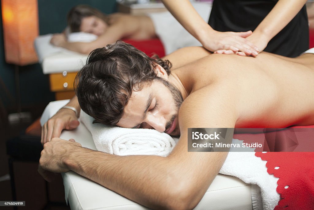 Uomo di avere un massaggio - Foto stock royalty-free di Cultura svedese