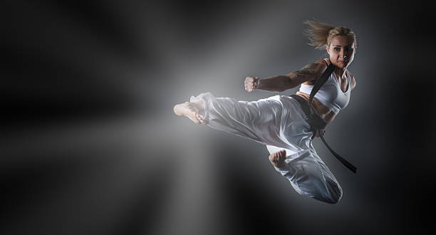 combattenti in volo - kicking tae kwon do martial arts flying foto e immagini stock