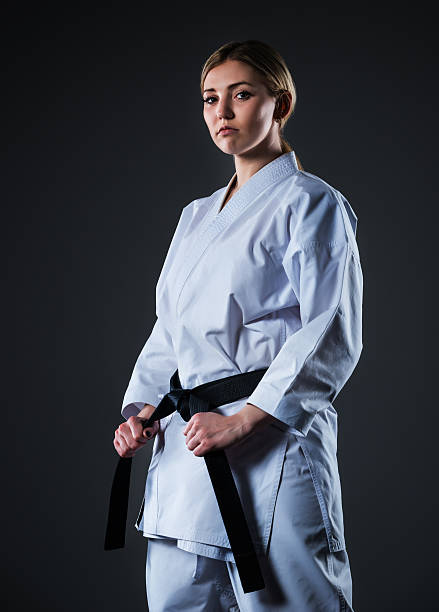 mujer en un quimono - martial arts women tae kwon do black belt fotografías e imágenes de stock