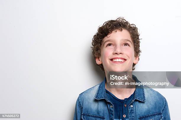 Happy Little Boy Looking Up Foto de stock y más banco de imágenes de Niño - Niño, Niños, 12-13 años