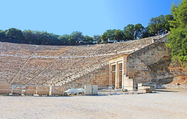 starożytny theatre of epidaurus, grecja - epidaurus greece epidavros amphitheater zdjęcia i obrazy z banku zdjęć