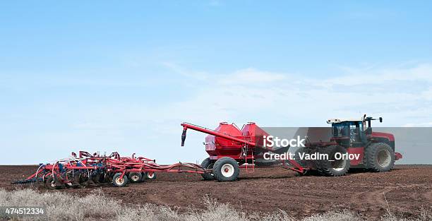 Foto de Roda Trator Com Vaso De Plantas Lançar e mais fotos de stock de 2015 - 2015, Agricultura, Atividade agrícola