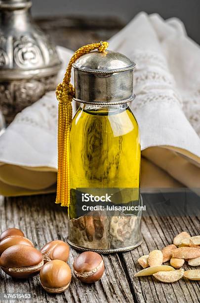 Olio Di Argan Con Frutta - Fotografie stock e altre immagini di Olio di argan - Olio di argan, Albero di argan, Bellezza