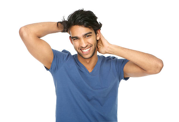 joven sonriente con la mano en el cabello - mano en el cabello fotografías e imágenes de stock