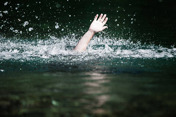 mano di una persona annegare e la necessità di assistenza - frowning foto e immagini stock