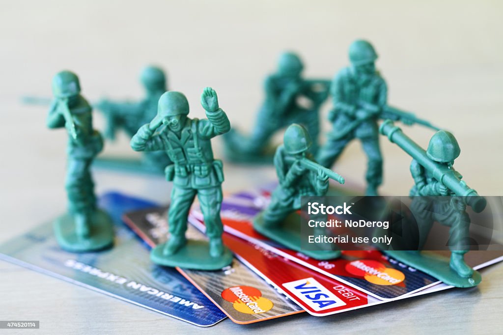 Battle über Budget.   Toy Soldaten Schutz Kreditkarten, ausgeben. - Lizenzfrei Einkaufen Stock-Foto