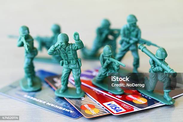 Battle Über Budget Toy Soldaten Schutz Kreditkarten Ausgeben Stockfoto und mehr Bilder von Einkaufen