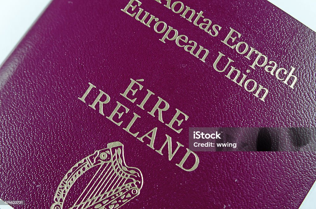 クローズアップ写真のアイルランドのパスポートの表紙 - パスポートのロイヤリティフリーストックフォト