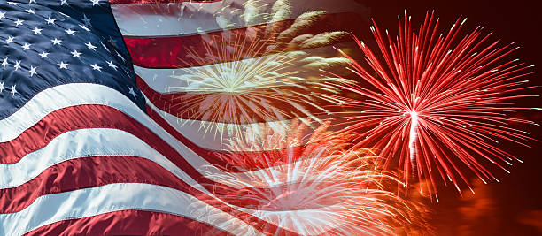 bandera estadounidens'agitando para una fiesta nacional con fuegos artificiales - american flag flag fourth of july usa fotografías e imágenes de stock