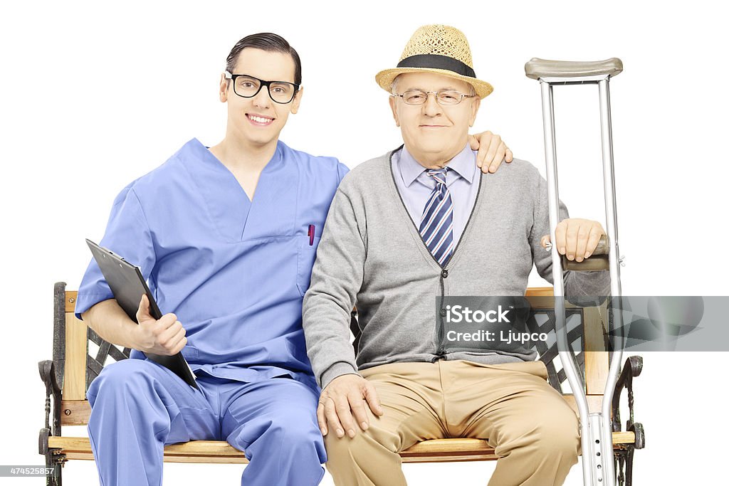 Jeune homme professionnel posant avec vieil homme assis sur - Photo de Adulte libre de droits