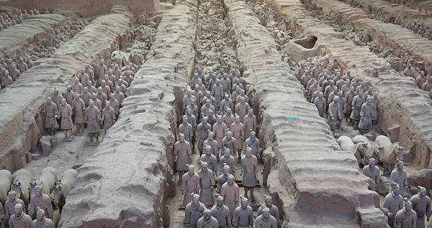 старинные терракотовые воин статуи в китае - pit row стоковые фото и изображения