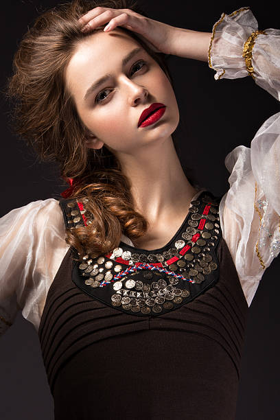 русская девочка в национальный платье с плетеным причёска - russian culture women fashion model teenage girls стоковые фото и изображения