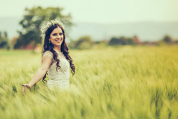 novia - cut flowers women field single flower fotografías e imágenes de stock