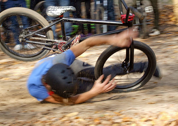 bmx bicicleta hombre falling off on track - bmx cycling sport extreme sports cycling fotografías e imágenes de stock