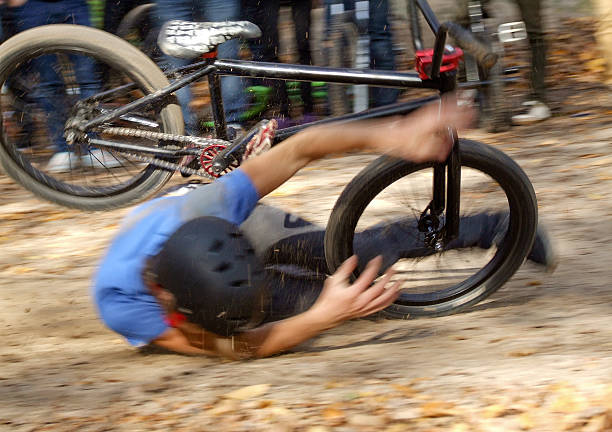 homme, tomber de bmx sur piste - bmx cycling bicycle cycling sport photos et images de collection