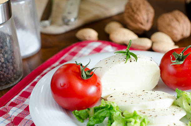 queijo com legumes em uma mesa e alguns ingredientes - kitchen knife raw food food and drink fork - fotografias e filmes do acervo