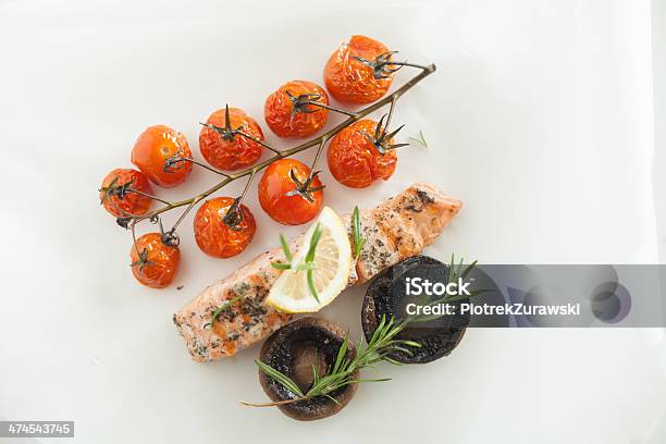 Lachs Vom Grill Mit Tomaten Und Pilzen Von Oben Stockfoto und mehr Bilder von Ansicht aus erhöhter Perspektive - Ansicht aus erhöhter Perspektive, Ausgebleicht, Bildschärfe