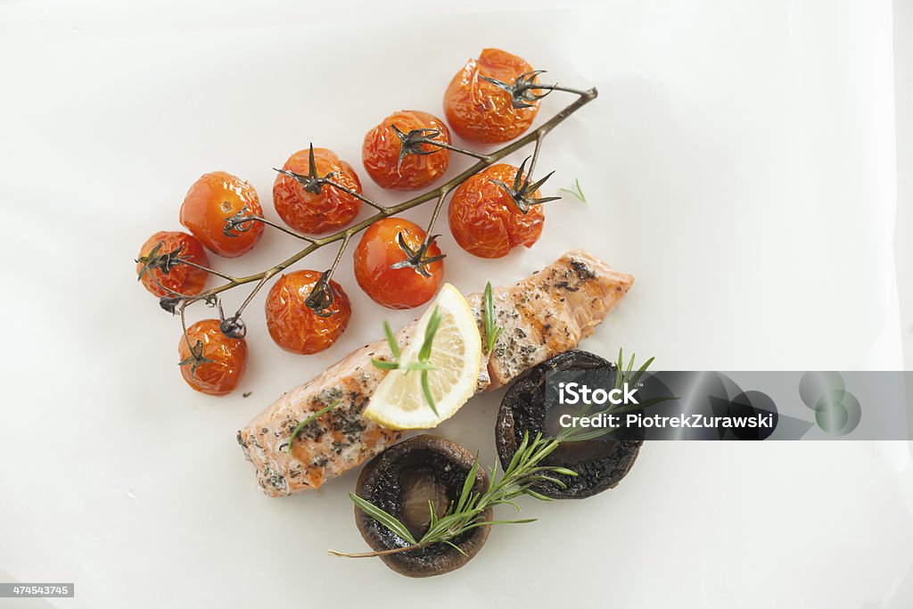 Salmão grelhado com tomate e cogumelos-acima - Foto de stock de Acima royalty-free